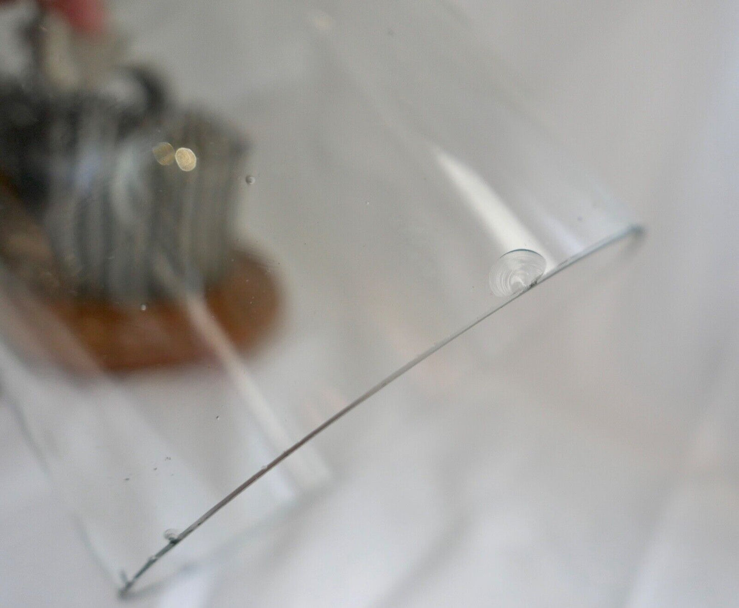 Altes Uhrmacherwerkzeug Triebnietmaschine hinter original Glaskuppel - Antikhandel-Stuttgart