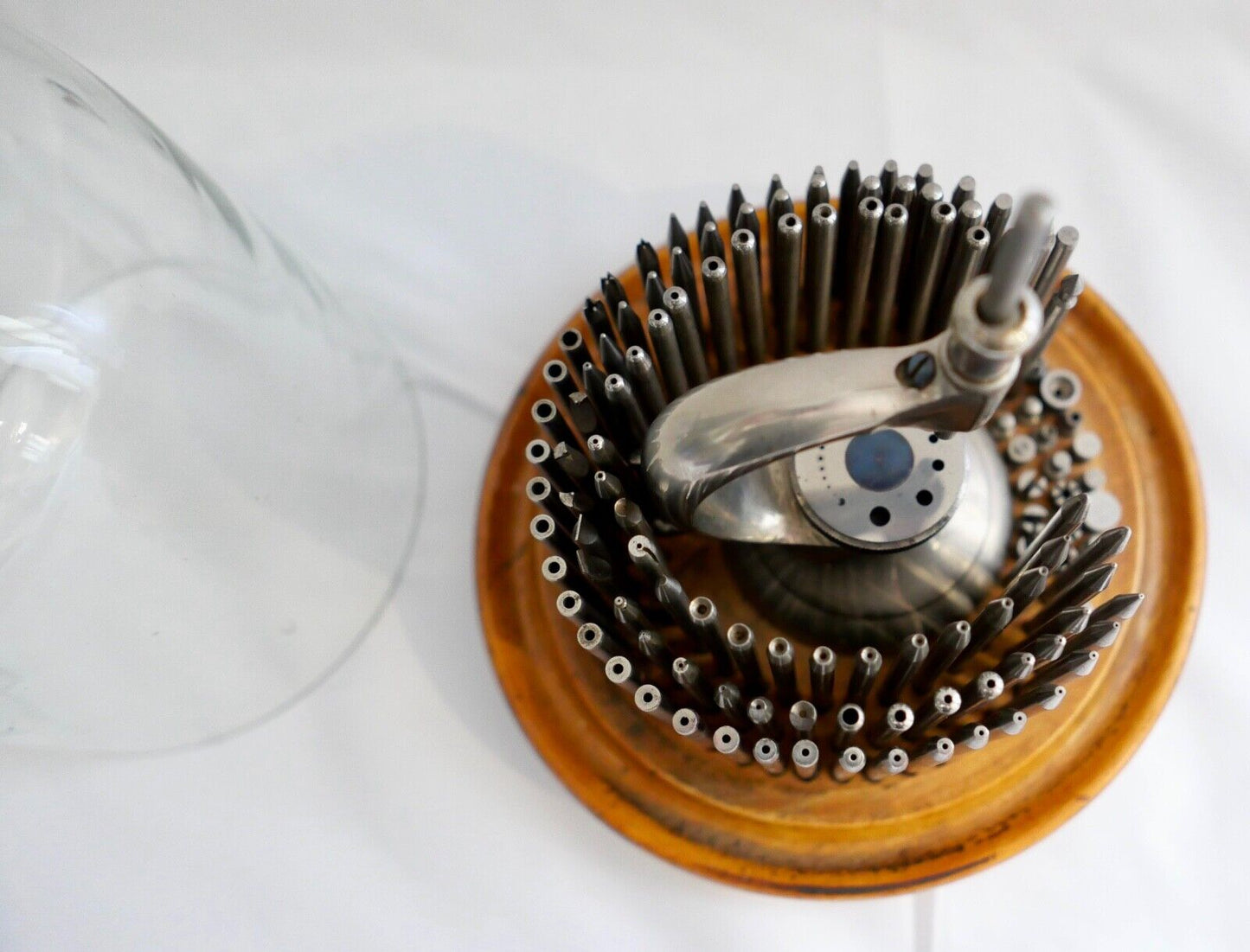 Altes Uhrmacherwerkzeug Triebnietmaschine hinter original Glaskuppel - Antikhandel-Stuttgart