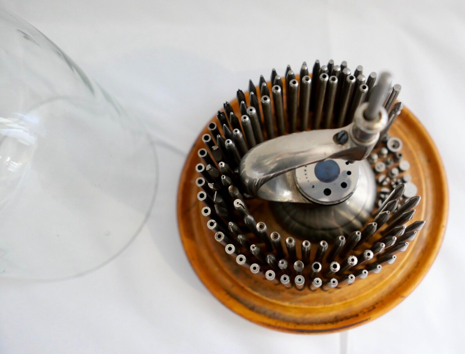 Altes Uhrmacherwerkzeug Triebnietmaschine hinter original Glaskuppel - Antikhandel-Stuttgart