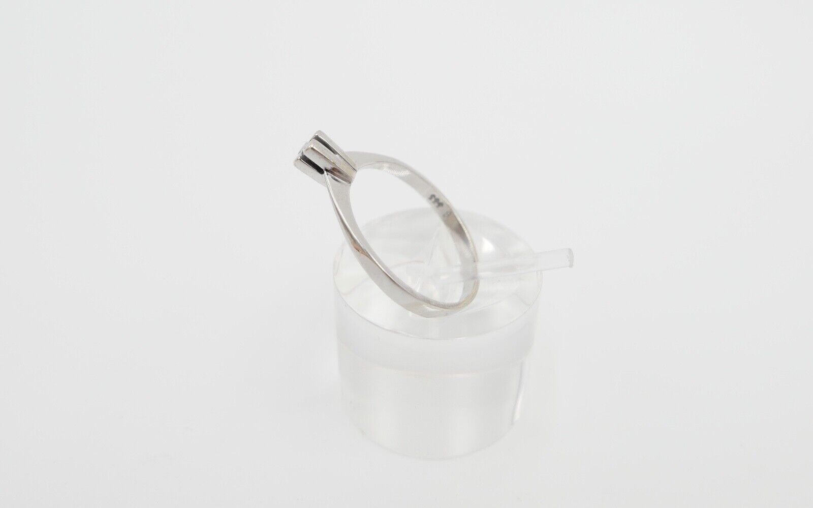 70er Jahre Solitär Ring Weißgold 333 / 8K Brillant 0,03 Ct F / VVS Gr. 57 - Antikhandel-Stuttgart