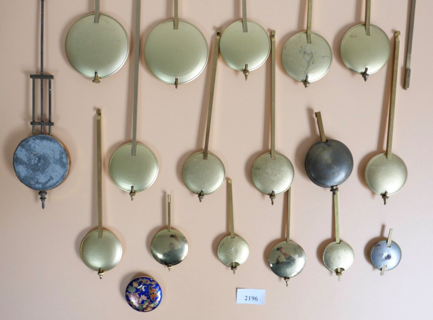 KONVOLUT Posten Ersatzteile alte & antike Pendel Pendellinsen Messing Wanduhr - Antikhandel-Stuttgart