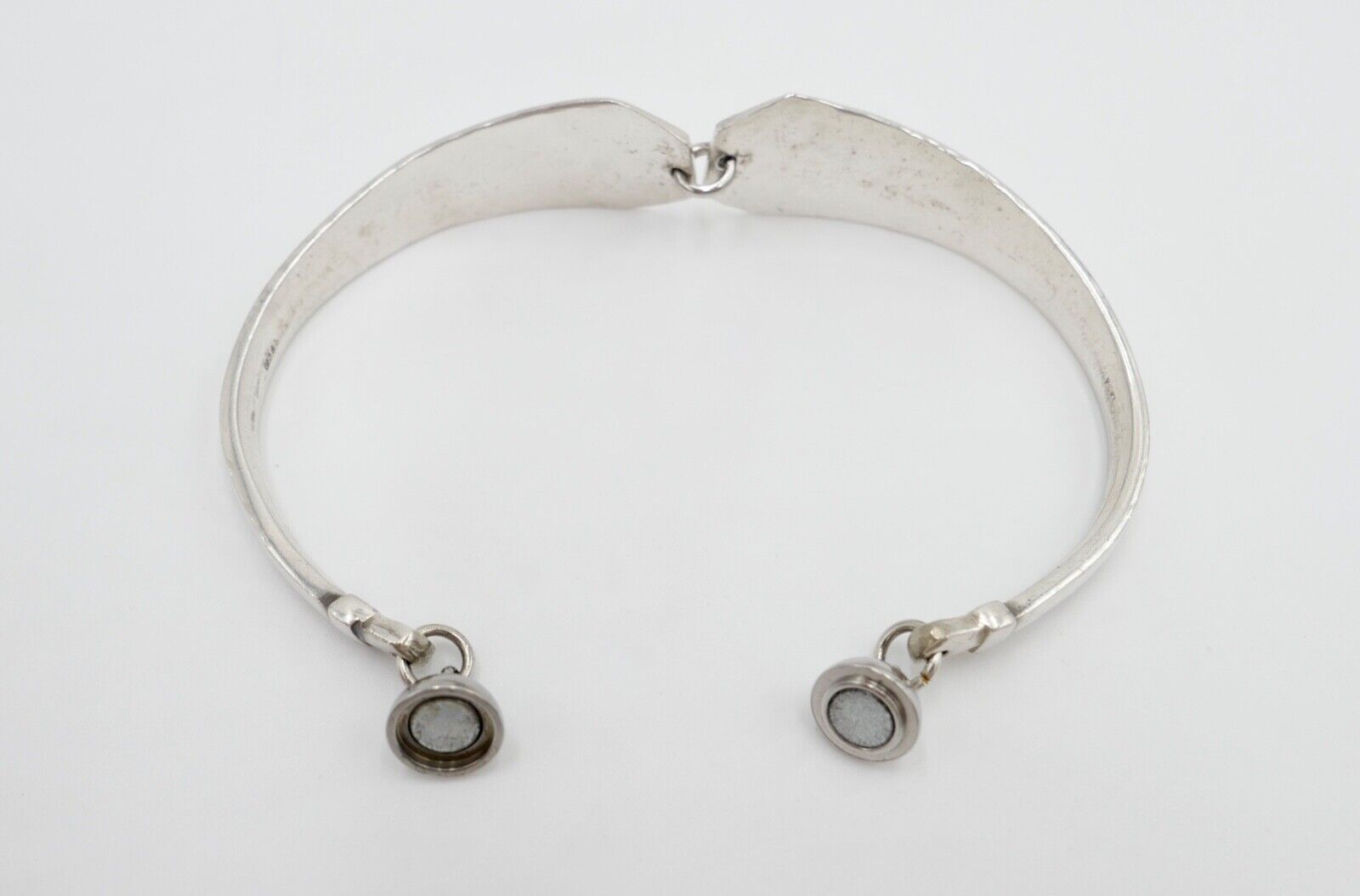 80er Jahre Silber 900 Armband gehämmert Magnetverschluss V.S.F - Antikhandel-Stuttgart