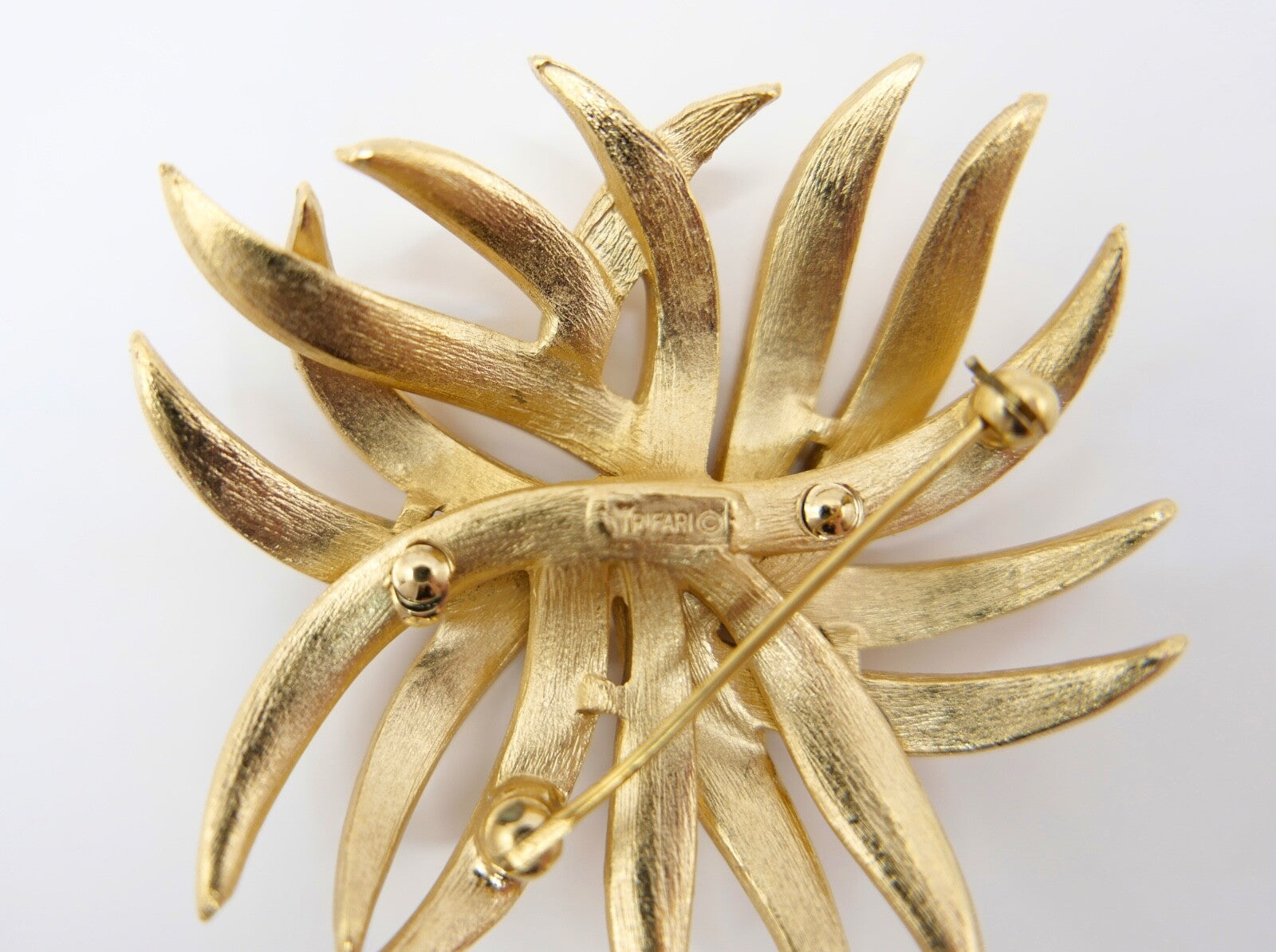 große TRIFARI Designer Blatt Brosche Damen vergoldet Floral 56mm