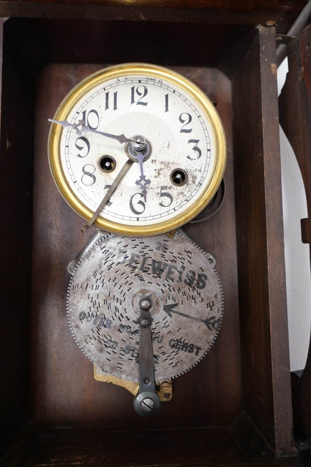 Kleine antike Wanduhr mit Spielwerk für Lochblech Platten um 1900