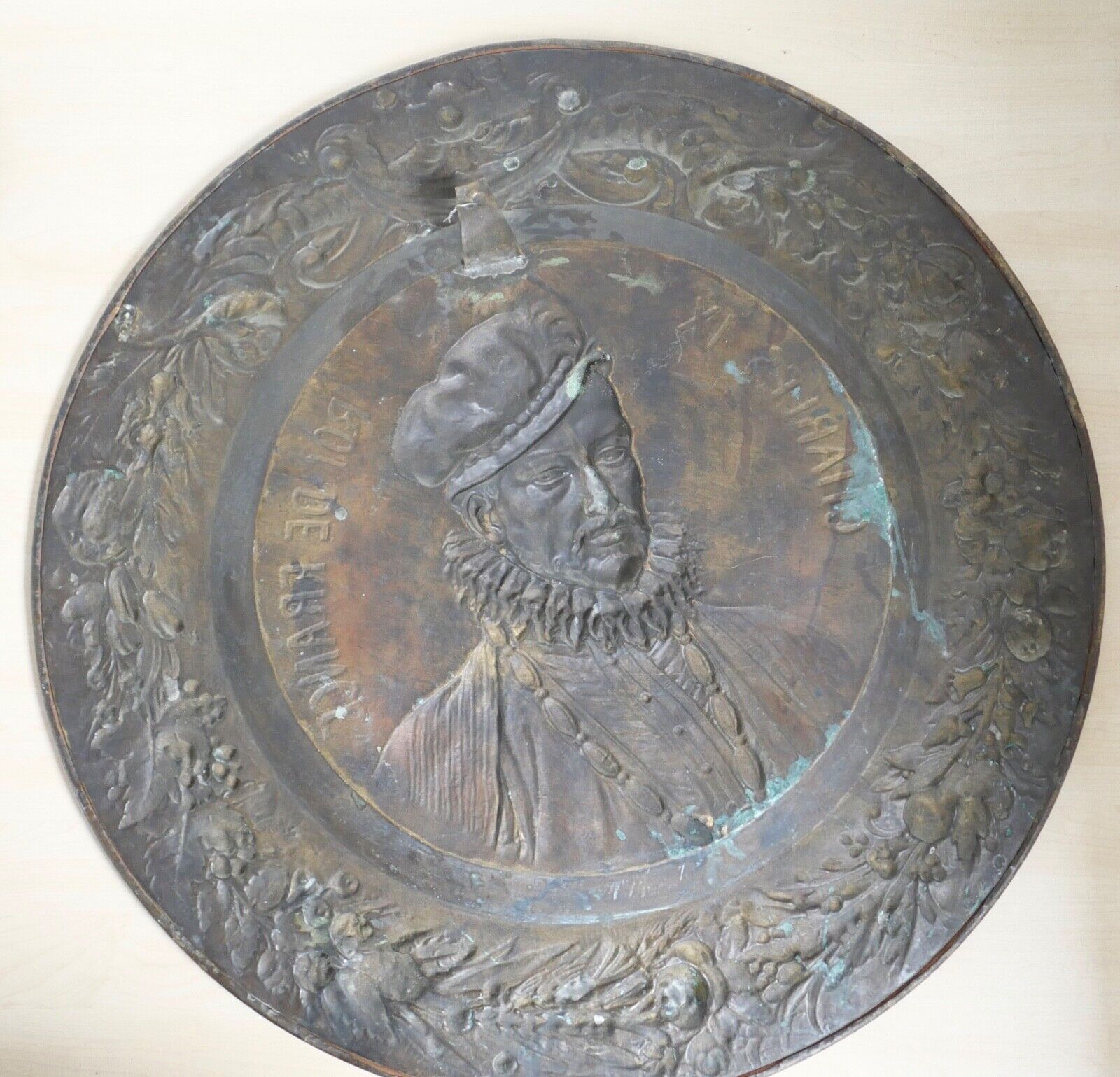 alte französische Repousse Messing Bronze Hängeplatte CHARLES IX Ø 69cm - Antikhandel-Stuttgart