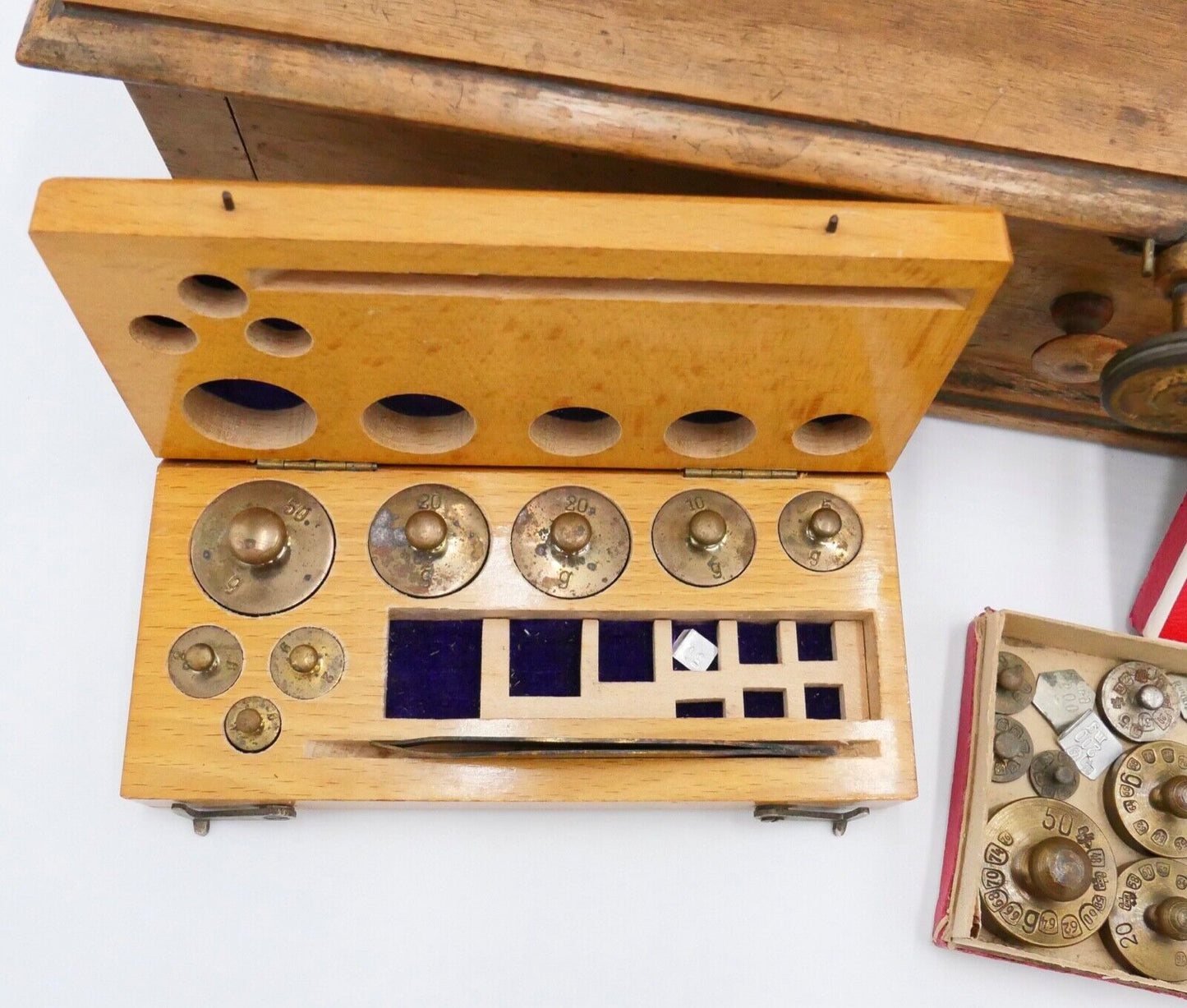 alter Holz Messing BALKENWAAGE mit Gewichtssatz Apotheker Gold Eichstempel 35cm - Antikhandel-Stuttgart