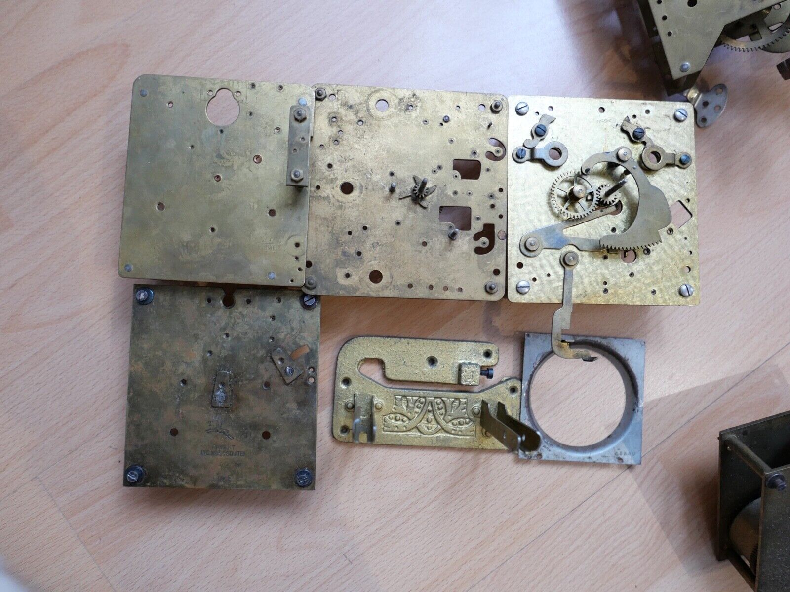 KOVOLUT Posten Ersatzteile Uhrwerke JUNGHANS LFS CW Standuhren Schilduhr Glocke - Antikhandel-Stuttgart