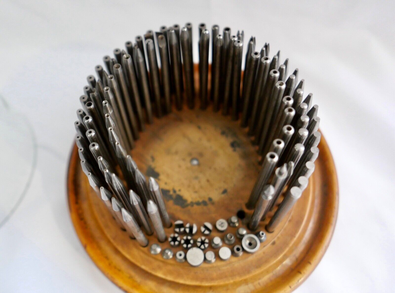 Altes Uhrmacherwerkzeug Triebnietmaschine hinter original Glaskuppel - Antikhandel-Stuttgart