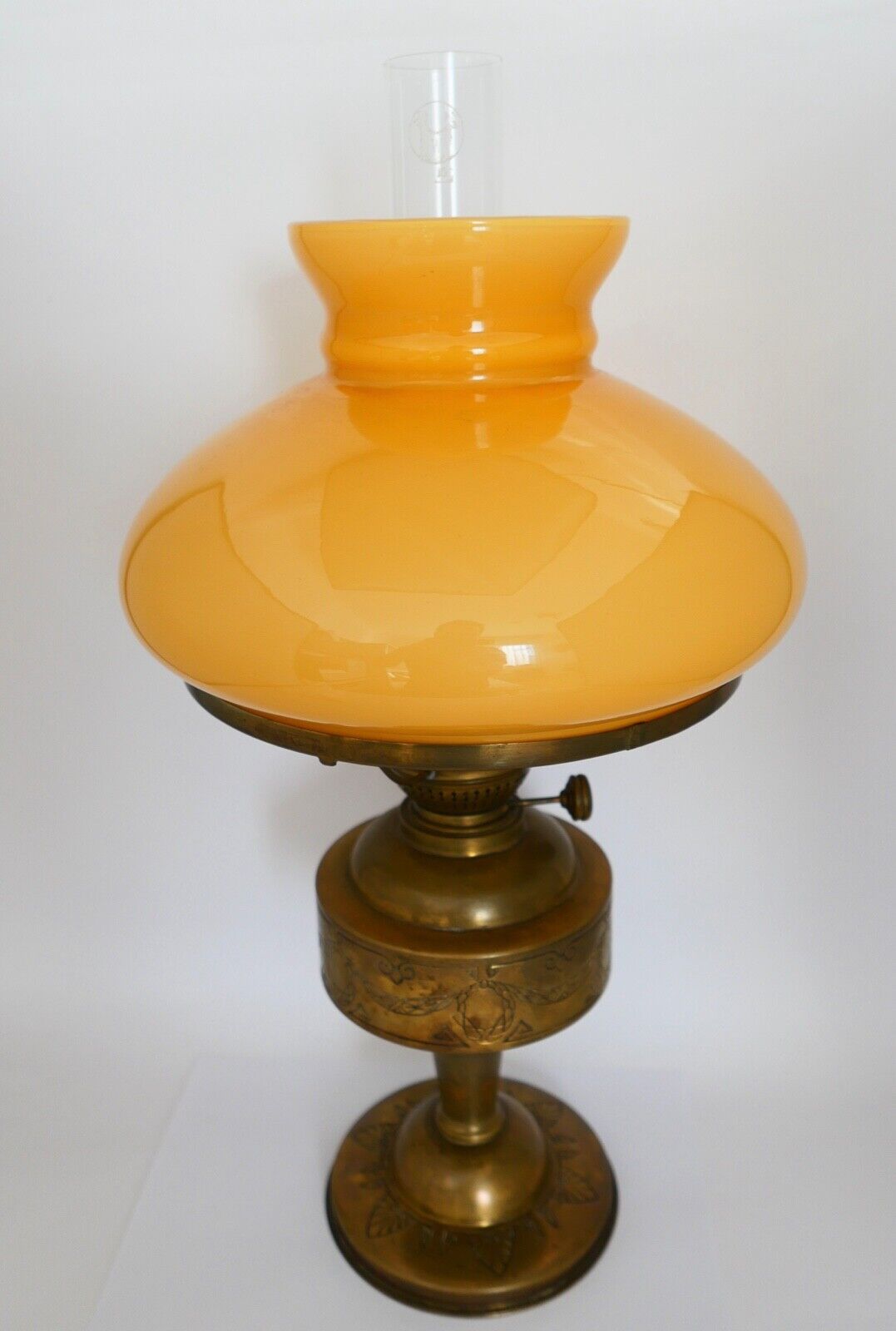 Alte Messing Petroleumlampe 1910-1920 mit Glasschirm Tischlampe Flügelrad - Antikhandel-Stuttgart