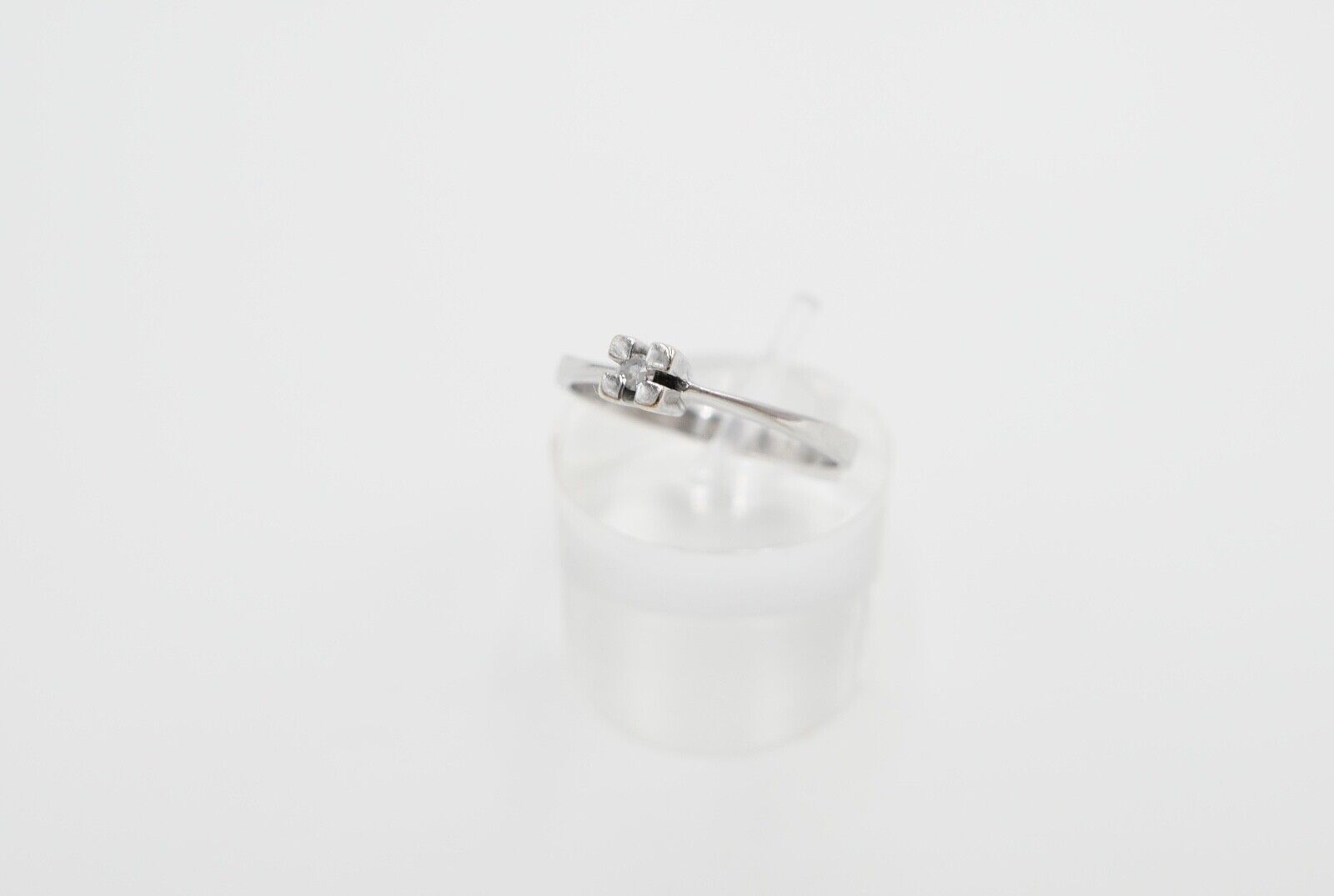 70er Jahre Solitär Ring Weißgold 333 / 8K Brillant 0,03 Ct F / VVS Gr. 57 - Antikhandel-Stuttgart