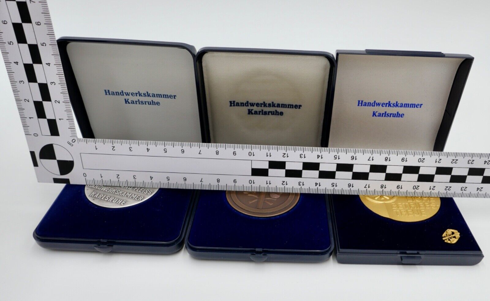 3x KARLSRUHE Handwerkskammer Medaille FÜR TREUE - FLEISS - BETRIEBSTREUE im Etui - Antikhandel-Stuttgart