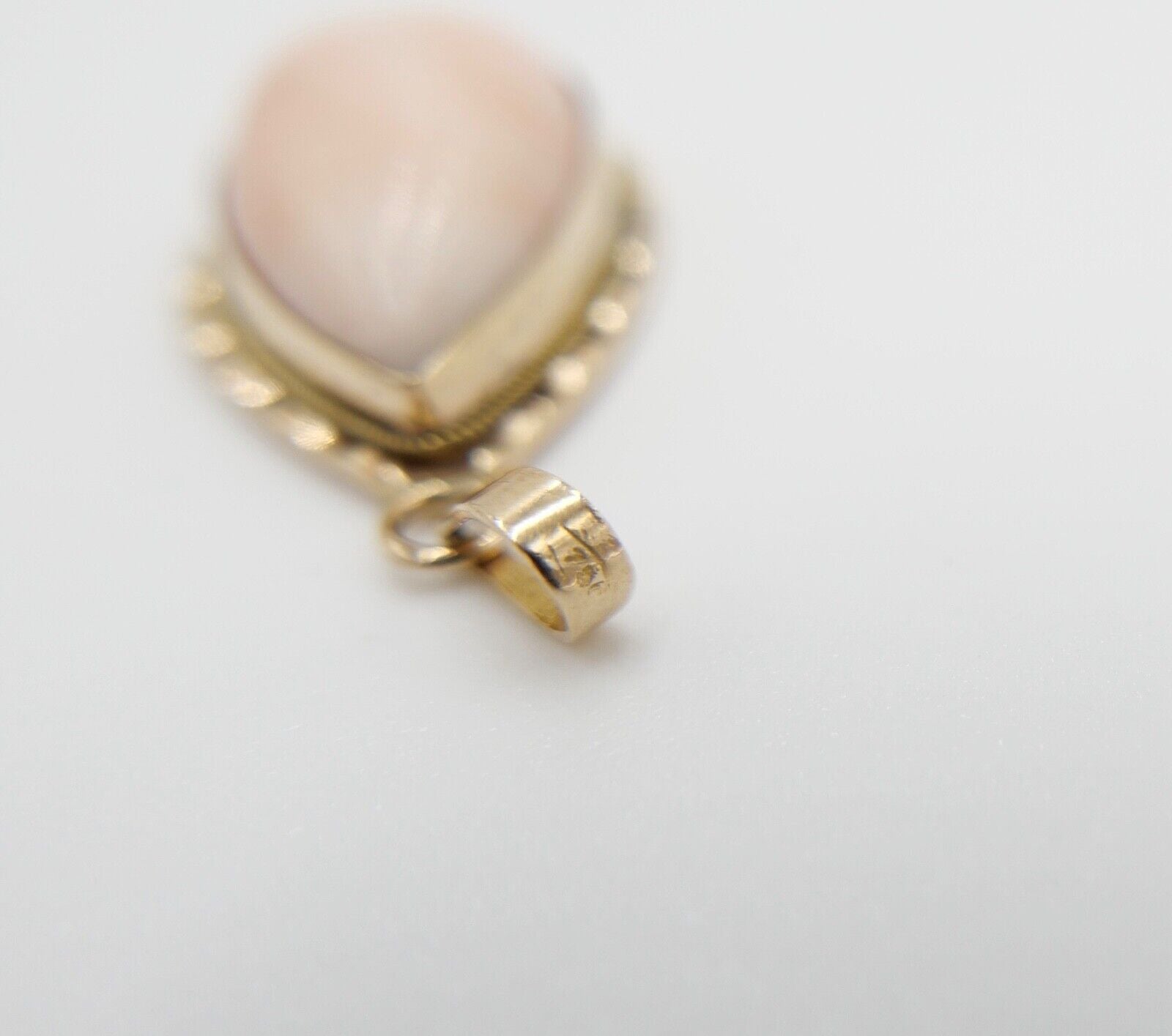 70er Jahre Anhänger Gold 750 / 18K Koralle Cabochon Schliff Engelhautkoralle - Antikhandel-Stuttgart