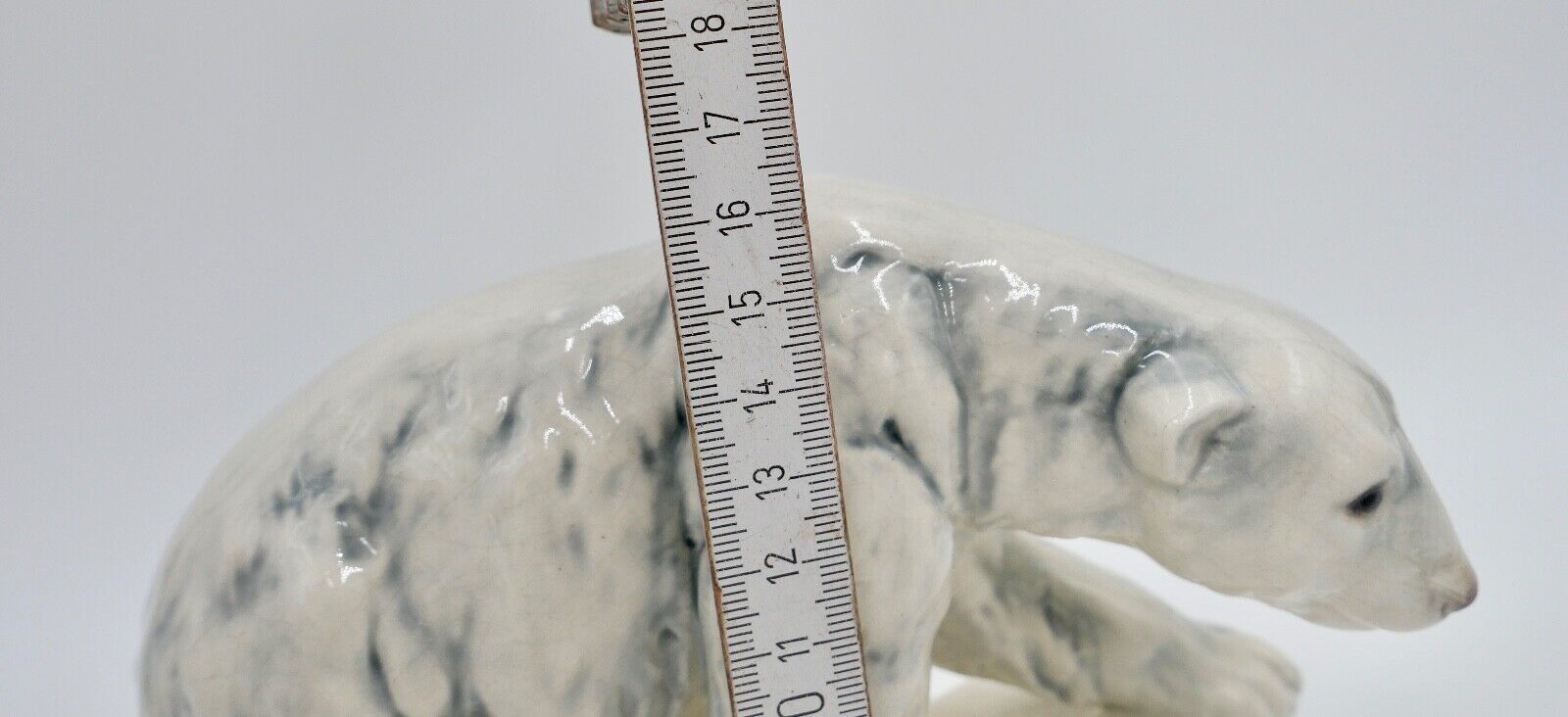 Großer alter Eisbär Polarbär auf Sockel Modell Nr. 36096 Krakelee Porzellan - Antikhandel-Stuttgart