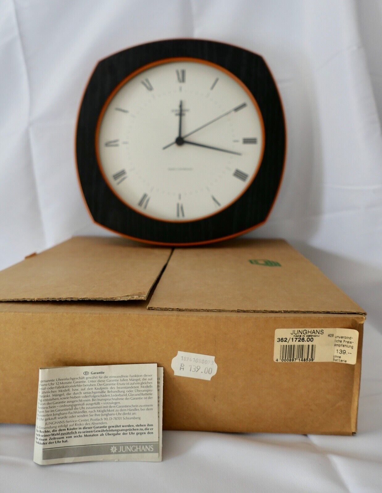 1990er Jahre Junghans MEGA Radio Controlled Wanduhr Ausstellungsstück OVP - Antikhandel-Stuttgart