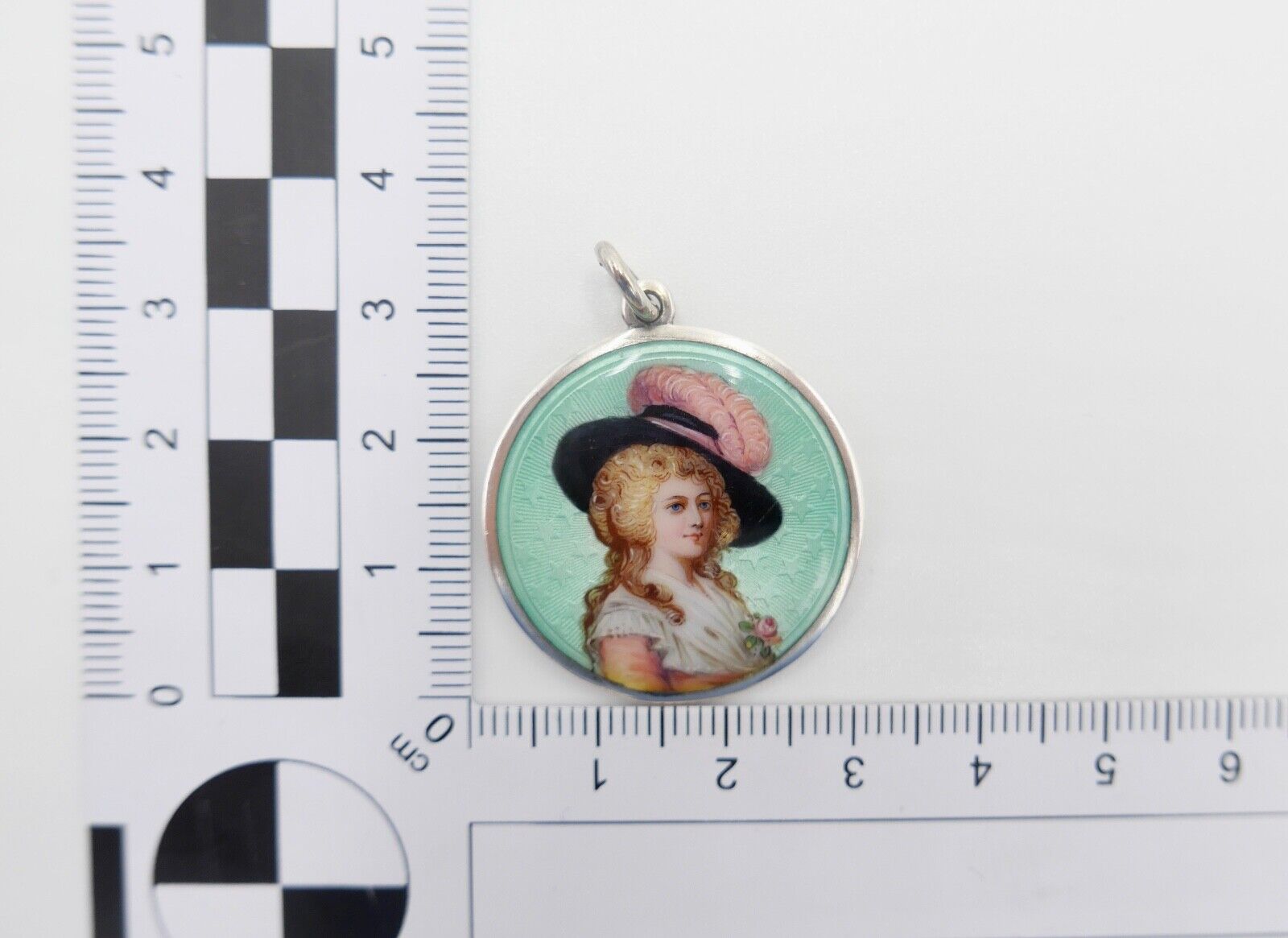 60er Jahre Silber Anhänger SM Ø29mm Emaille Barockfrau mit Hut Miniatur Portrait - Antikhandel-Stuttgart