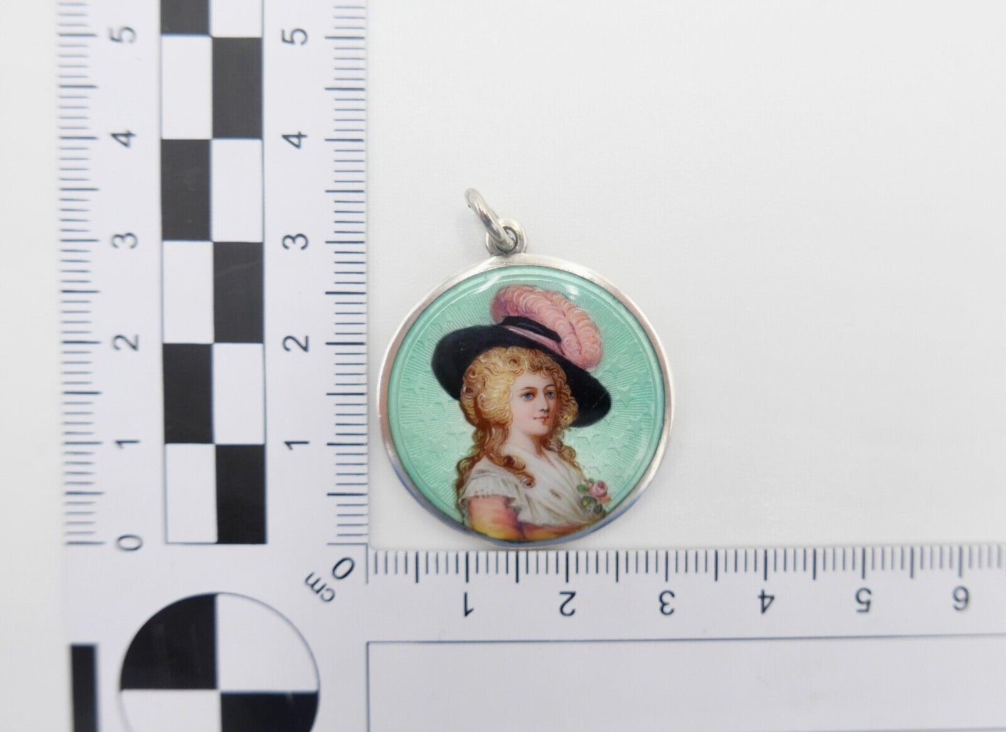 60er Jahre Silber Anhänger SM Ø29mm Emaille Barockfrau mit Hut Miniatur Portrait - Antikhandel-Stuttgart