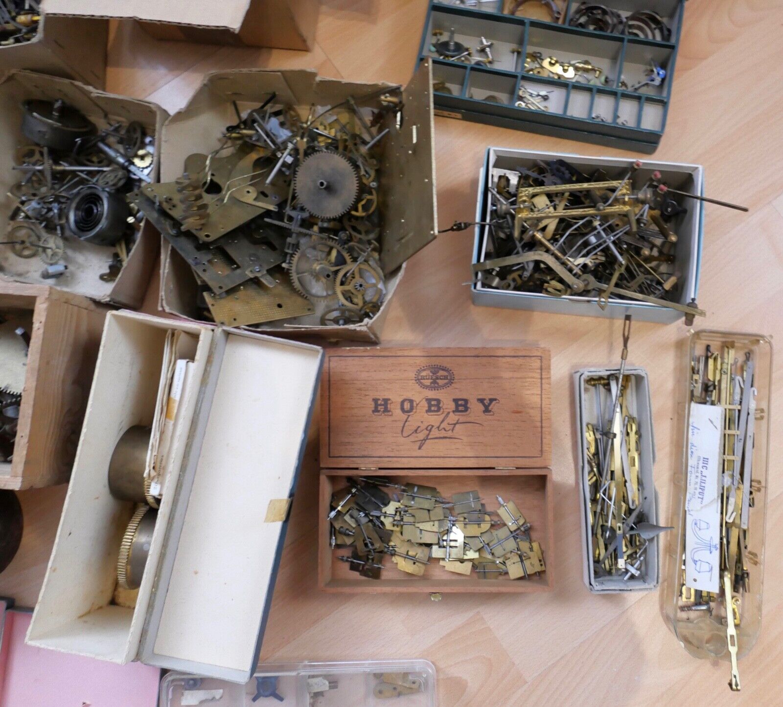 KOVOLUT Ersatzteile Uhrmacherauflösung antik alt Uhrwerk Triebfeder Anker Räder - Antikhandel-Stuttgart