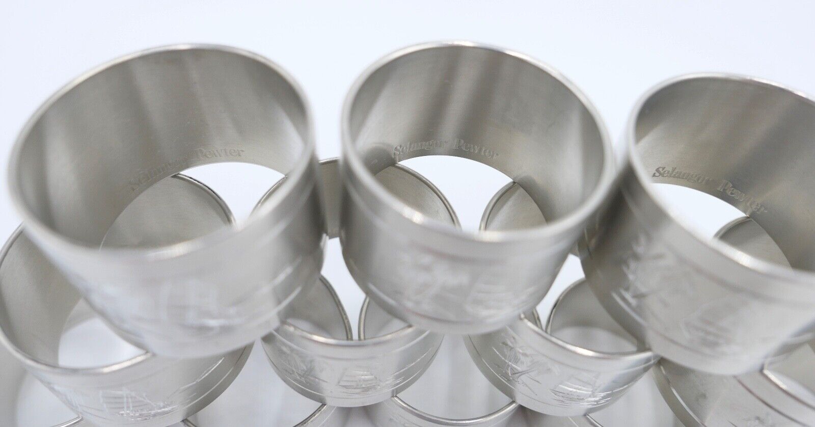NEUwertig 12 Stück Royal SELANGOR PEWTER Zinn Tinn Serviettenringe Palmen Meer - Antikhandel-Stuttgart