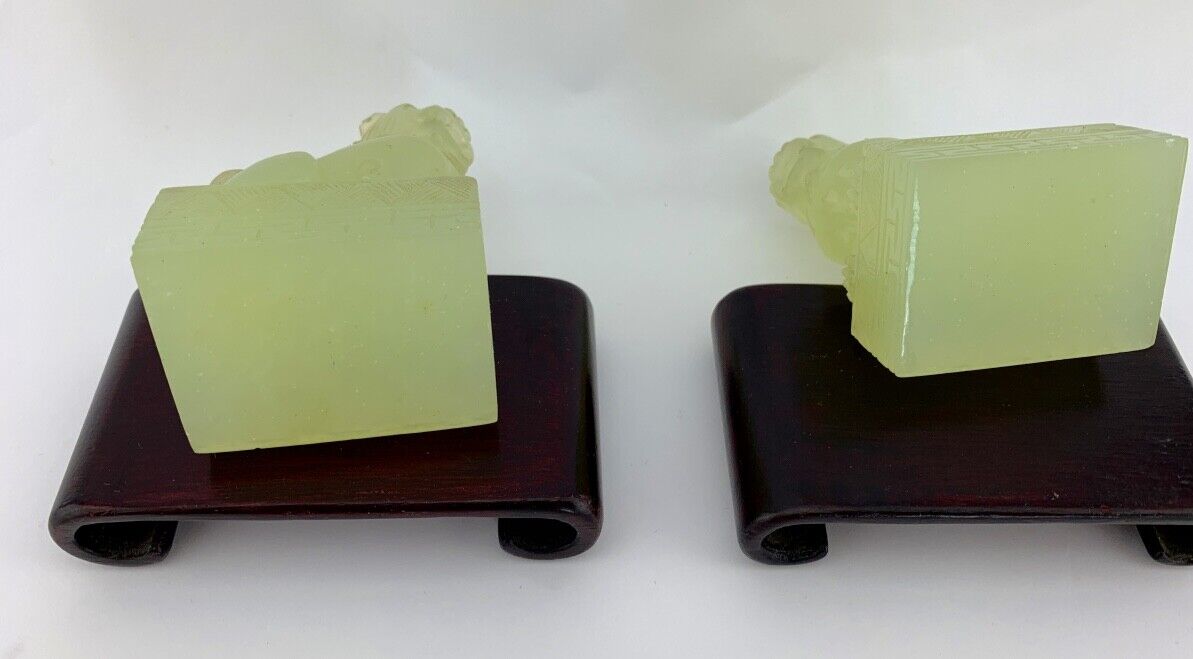2 alte China vermutlich Glas Löwe Figur auf Holzsockel 8,5 cm ( in Jade Optik ) - Antikhandel-Stuttgart