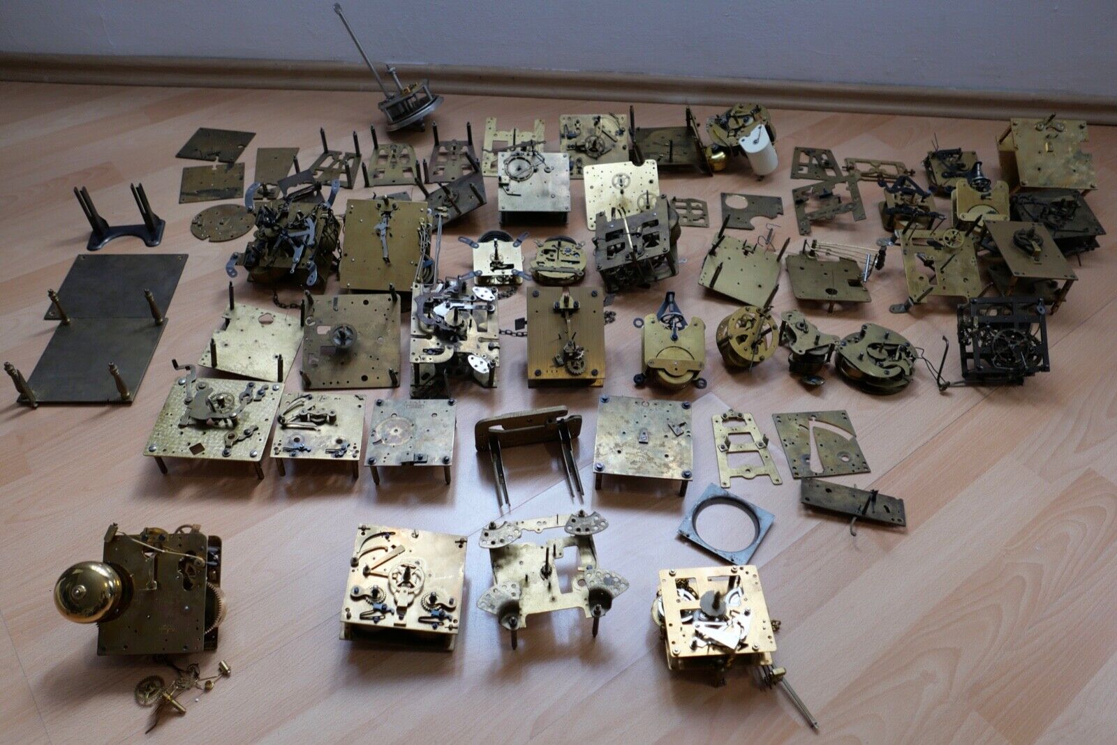 KOVOLUT Posten Ersatzteile Uhrwerke JUNGHANS LFS CW Standuhren Schilduhr Glocke - Antikhandel-Stuttgart