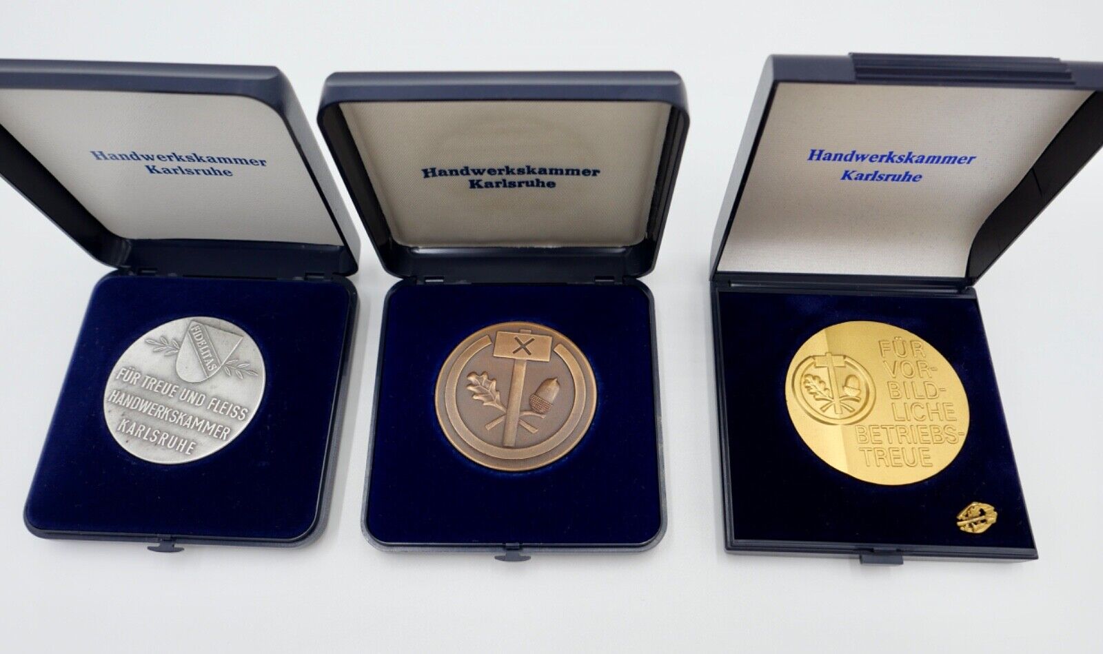 3x KARLSRUHE Handwerkskammer Medaille FÜR TREUE - FLEISS - BETRIEBSTREUE im Etui - Antikhandel-Stuttgart