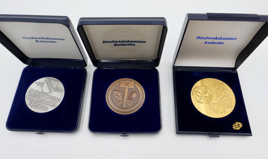 3x KARLSRUHE Handwerkskammer Medaille FÜR TREUE - FLEISS - BETRIEBSTREUE im Etui - Antikhandel-Stuttgart