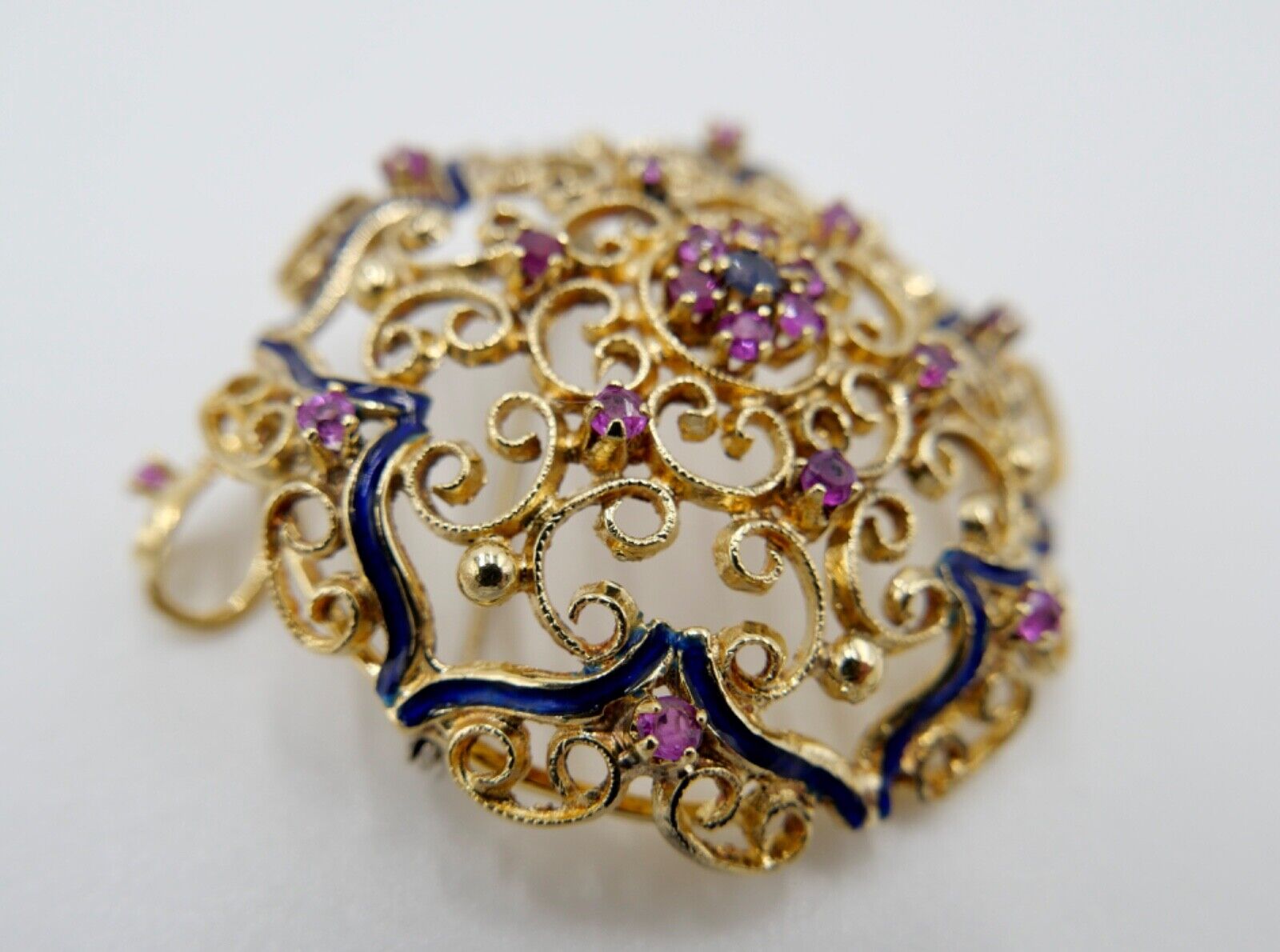 Filigrane Gelbgold Brosche & Anhänger Rubin Saphir Blaue Emaille Ø 40mm 750 18K - Antikhandel-Stuttgart