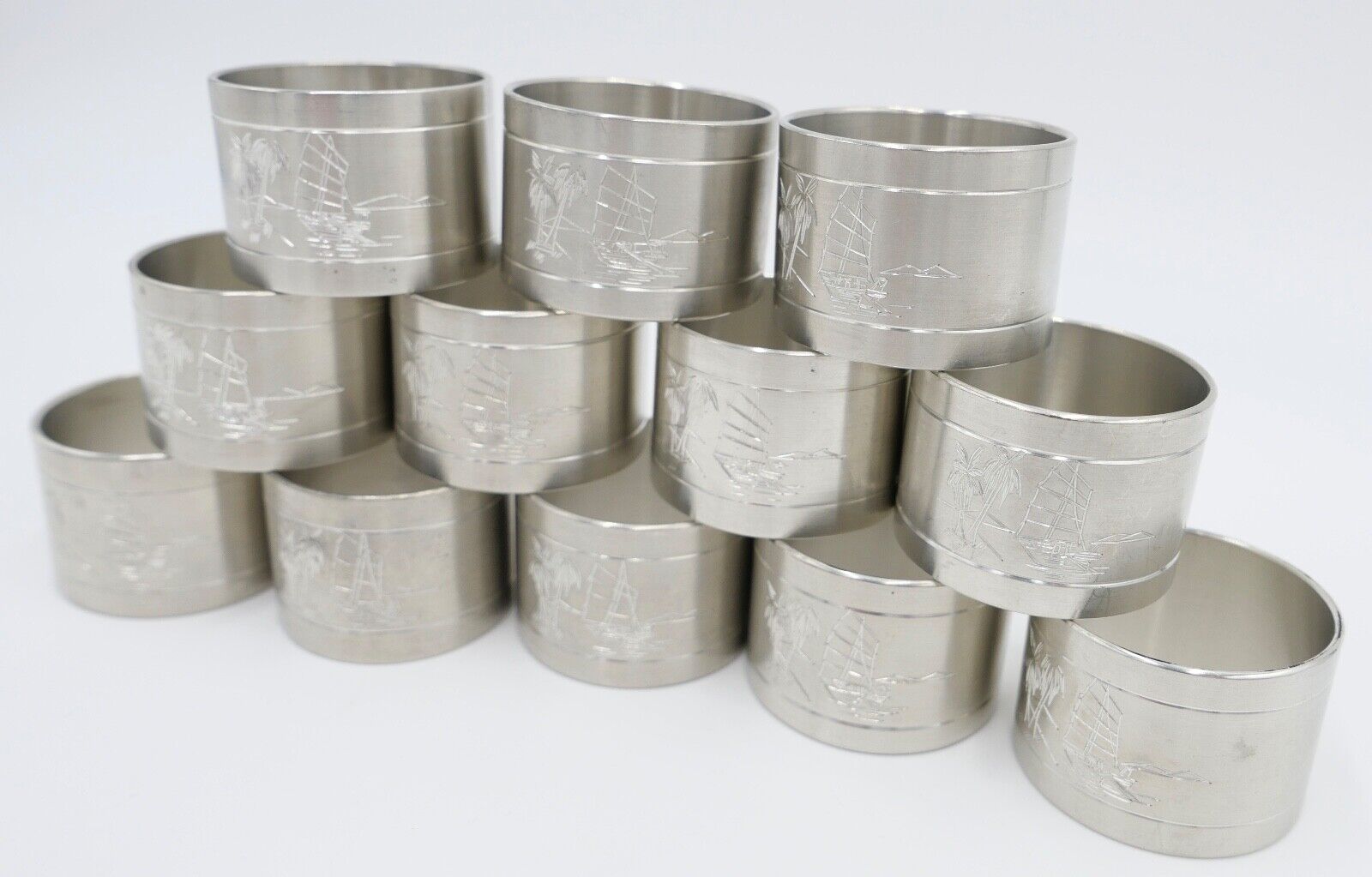 NEUwertig 12 Stück Royal SELANGOR PEWTER Zinn Tinn Serviettenringe Palmen Meer - Antikhandel-Stuttgart