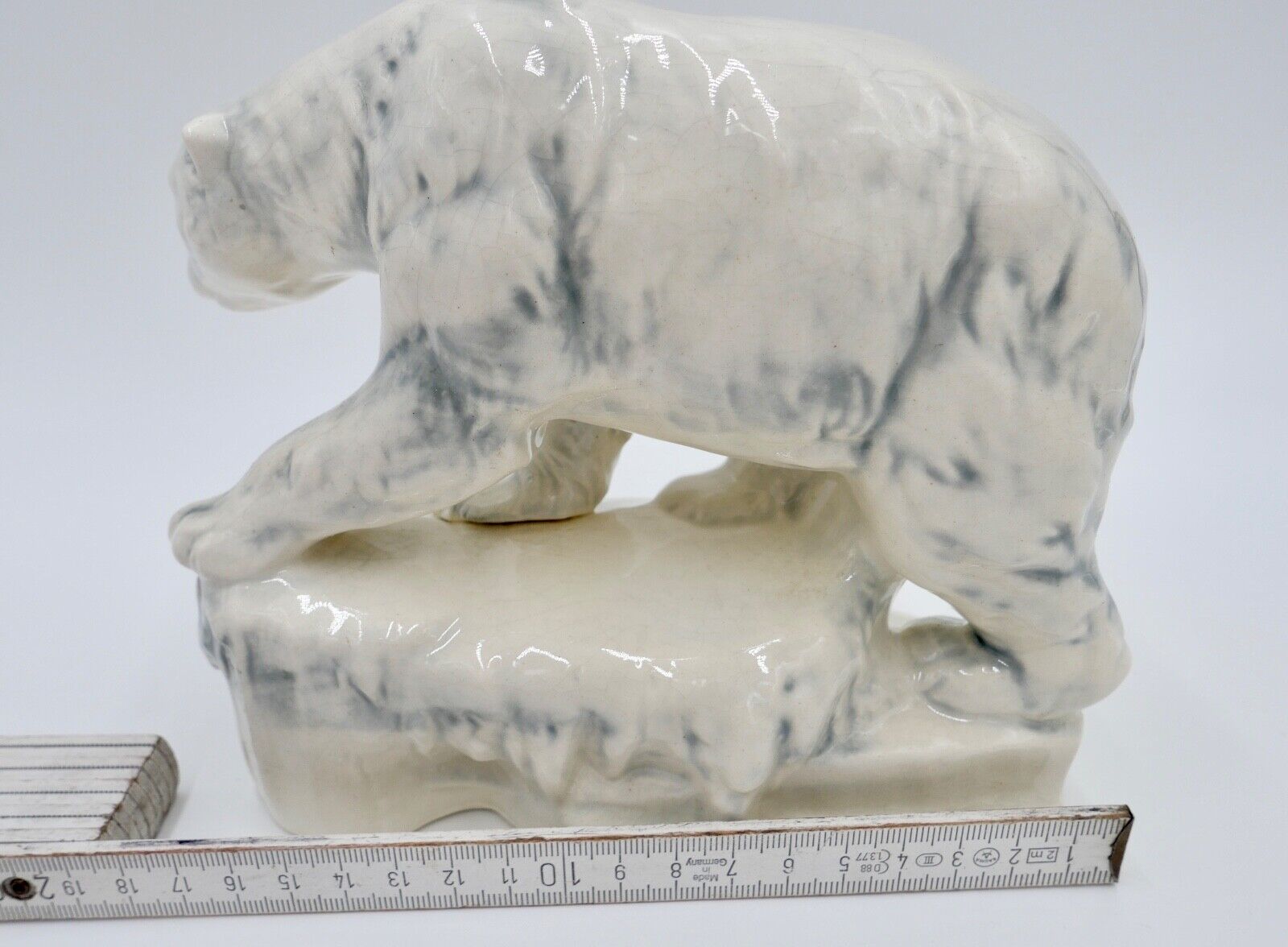 Großer alter Eisbär Polarbär auf Sockel Modell Nr. 36096 Krakelee Porzellan - Antikhandel-Stuttgart