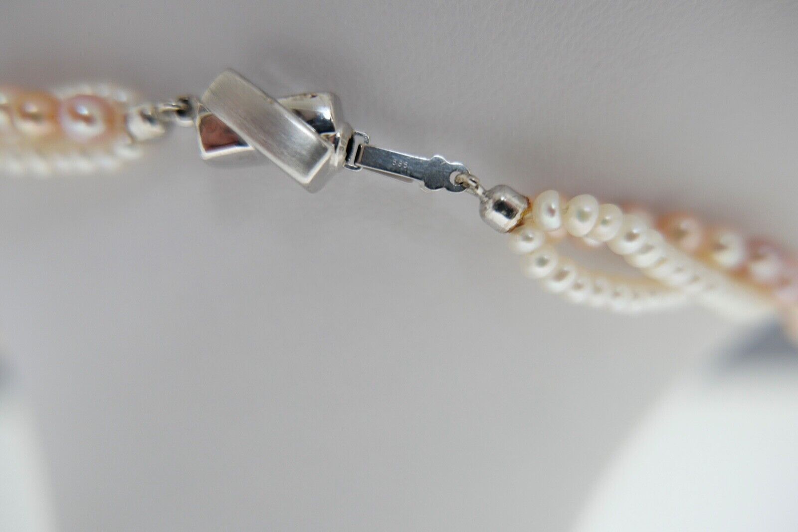 Perlenkette Collier 3-reihig Rosa Gold 585 / 14K pearl Ø 3,1 - 4,4 mm 54,0 cm - Antikhandel-Stuttgart