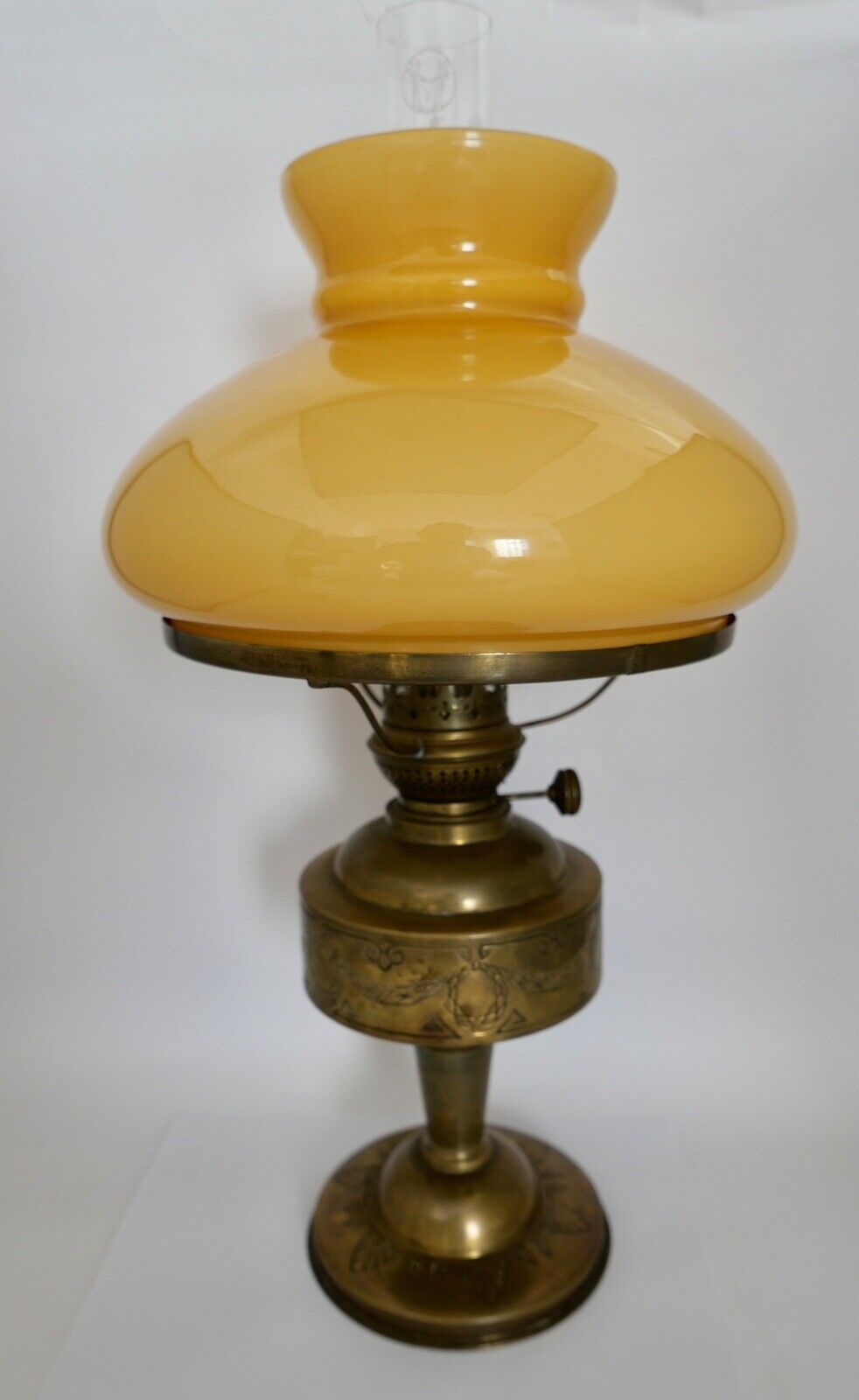 Alte Messing Petroleumlampe 1910-1920 mit Glasschirm Tischlampe Flügelrad - Antikhandel-Stuttgart