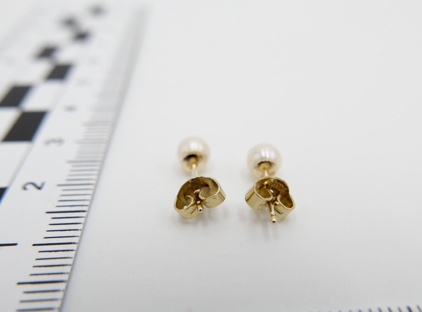 80er Jahre Gelbgold Zucht Perlen Ohrringe Ohrstecker 333 / 8K Perle Ø 5,0 mm - Antikhandel-Stuttgart