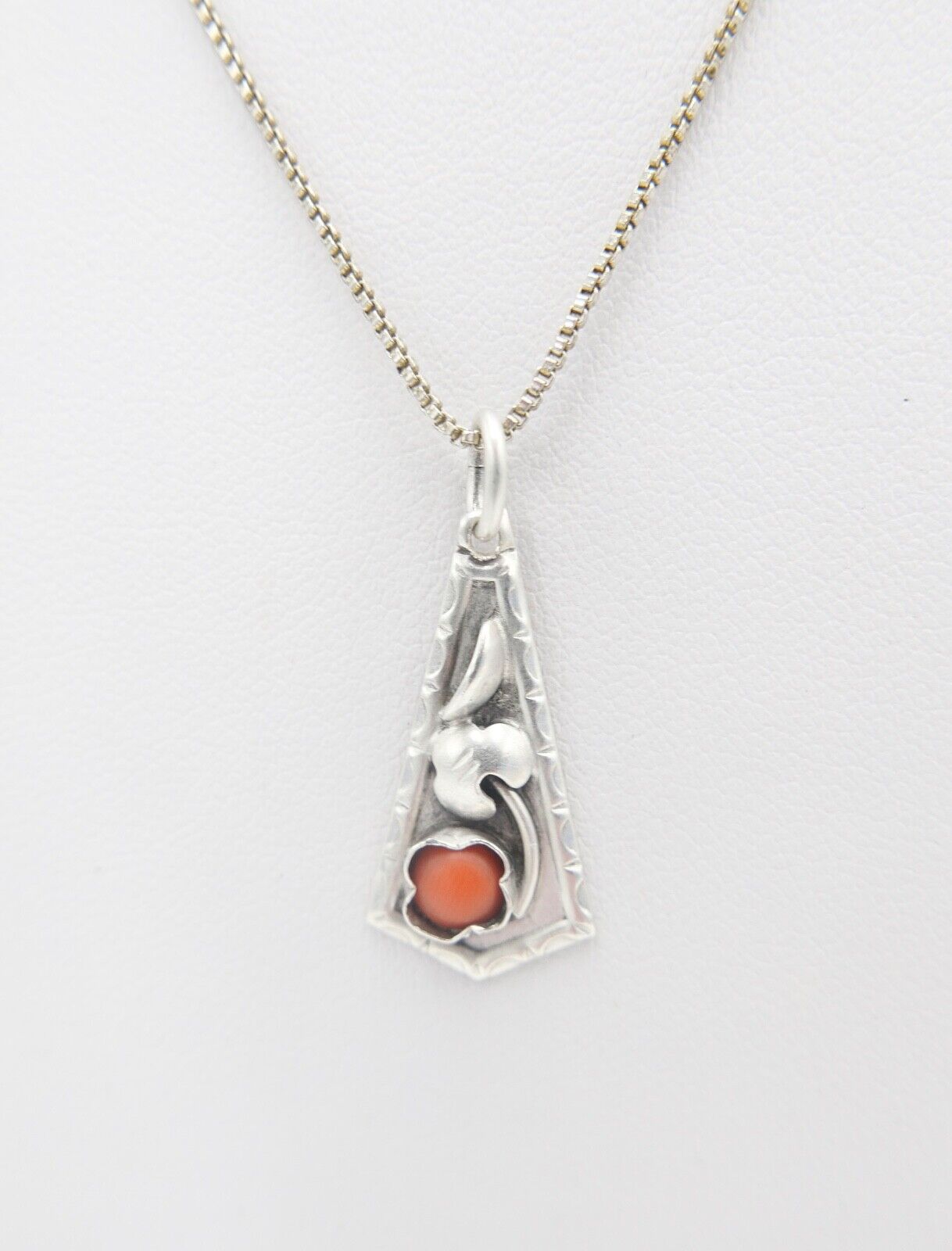40er Jahre Art Deco Silber Anhänger mit Koralle - Antikhandel-Stuttgart