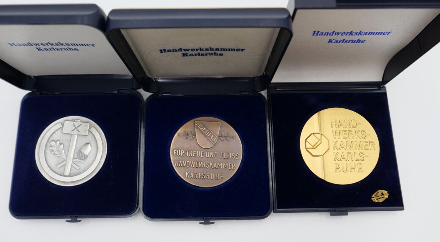 3x KARLSRUHE Handwerkskammer Medaille FÜR TREUE - FLEISS - BETRIEBSTREUE im Etui - Antikhandel-Stuttgart