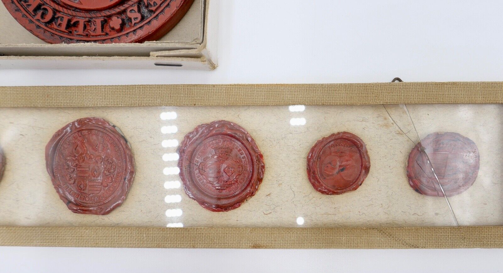 Alte & Antike Wachs Siegel Sammlung 8 Stück hinter Glas Asperg Sigillum 1692 - Antikhandel-Stuttgart