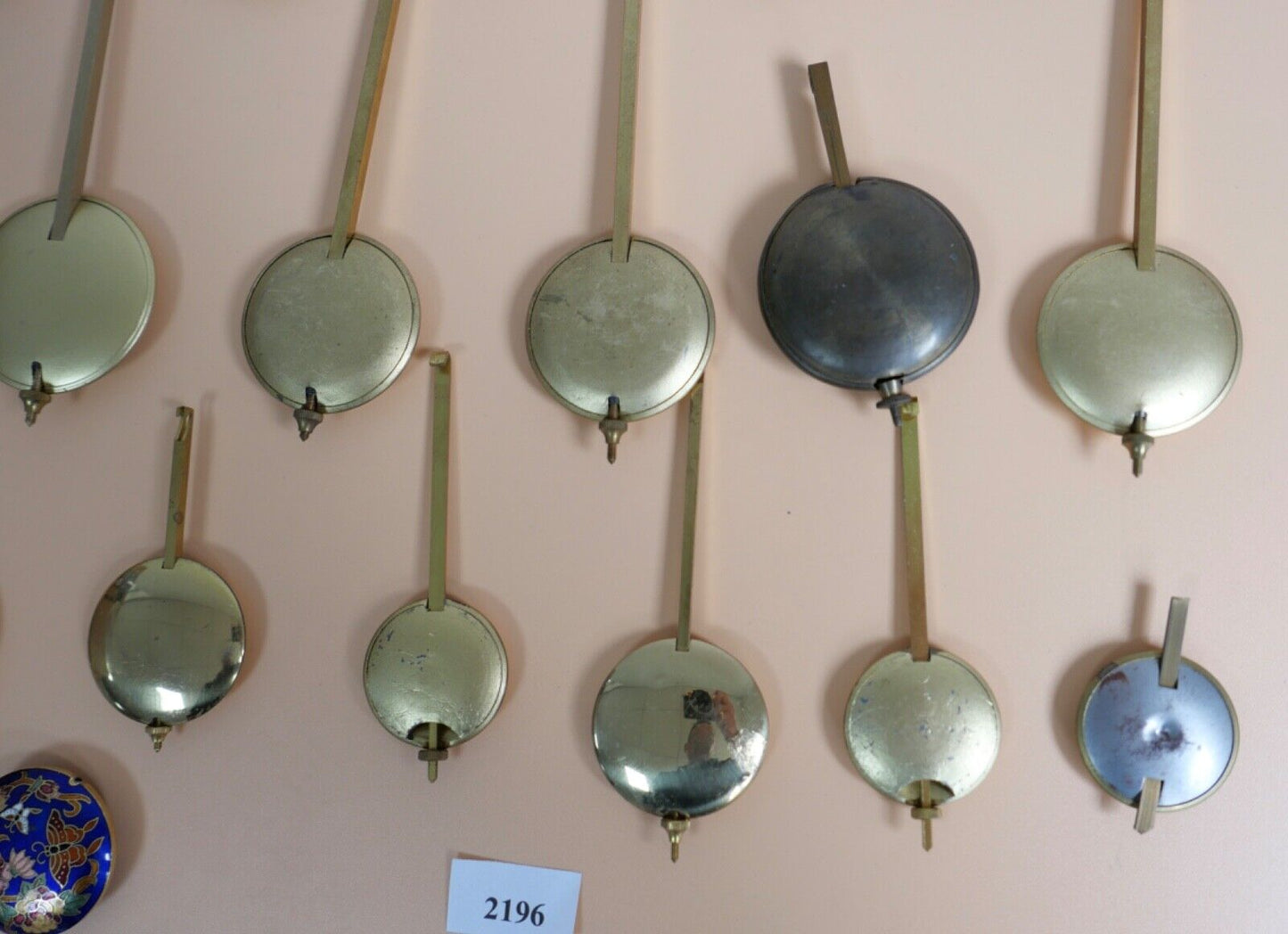 KONVOLUT Posten Ersatzteile alte & antike Pendel Pendellinsen Messing Wanduhr - Antikhandel-Stuttgart