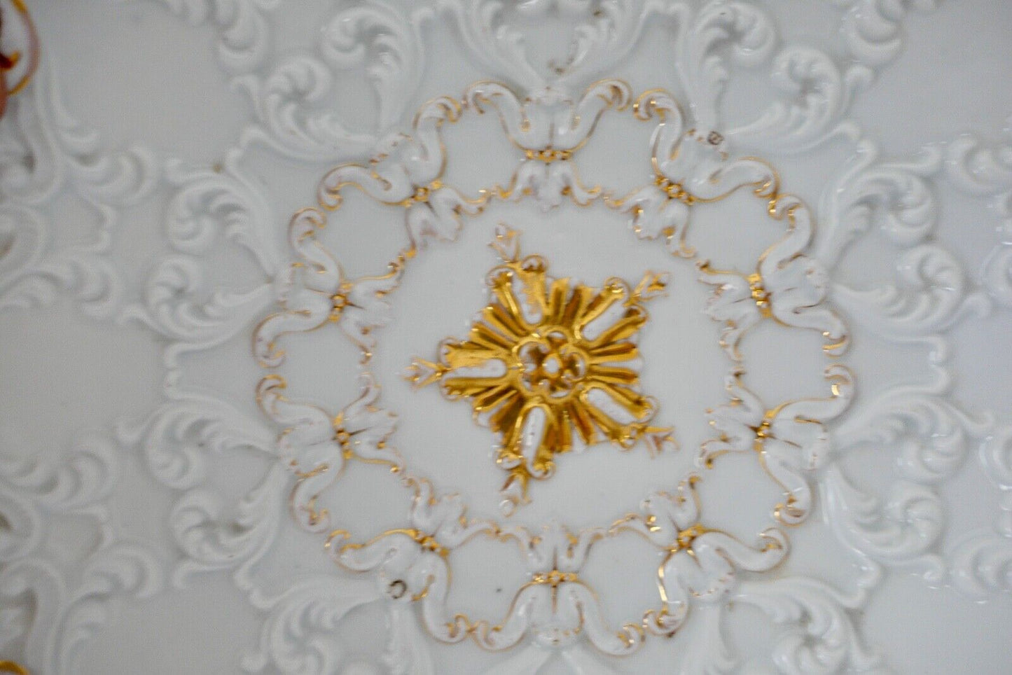 Antiker Meissen Prunk Teller Schale Weiß Goldrelief Staffage Ø 26 cm 19. Jh - Antikhandel-Stuttgart
