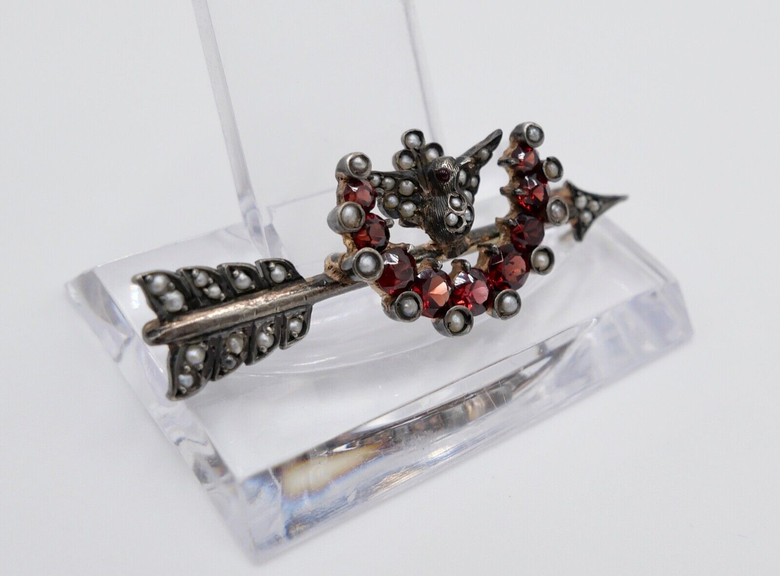 Antike 19. JH WIEN Pfeil Brosche Fluß Saatperlen Granat Silber vergoldet 48mm - Antikhandel-Stuttgart