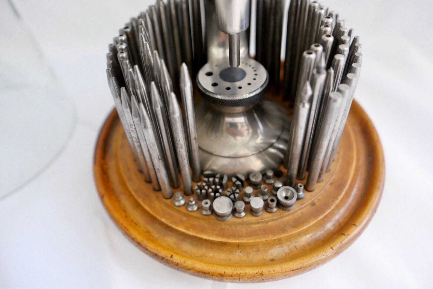 Altes Uhrmacherwerkzeug Triebnietmaschine hinter original Glaskuppel - Antikhandel-Stuttgart