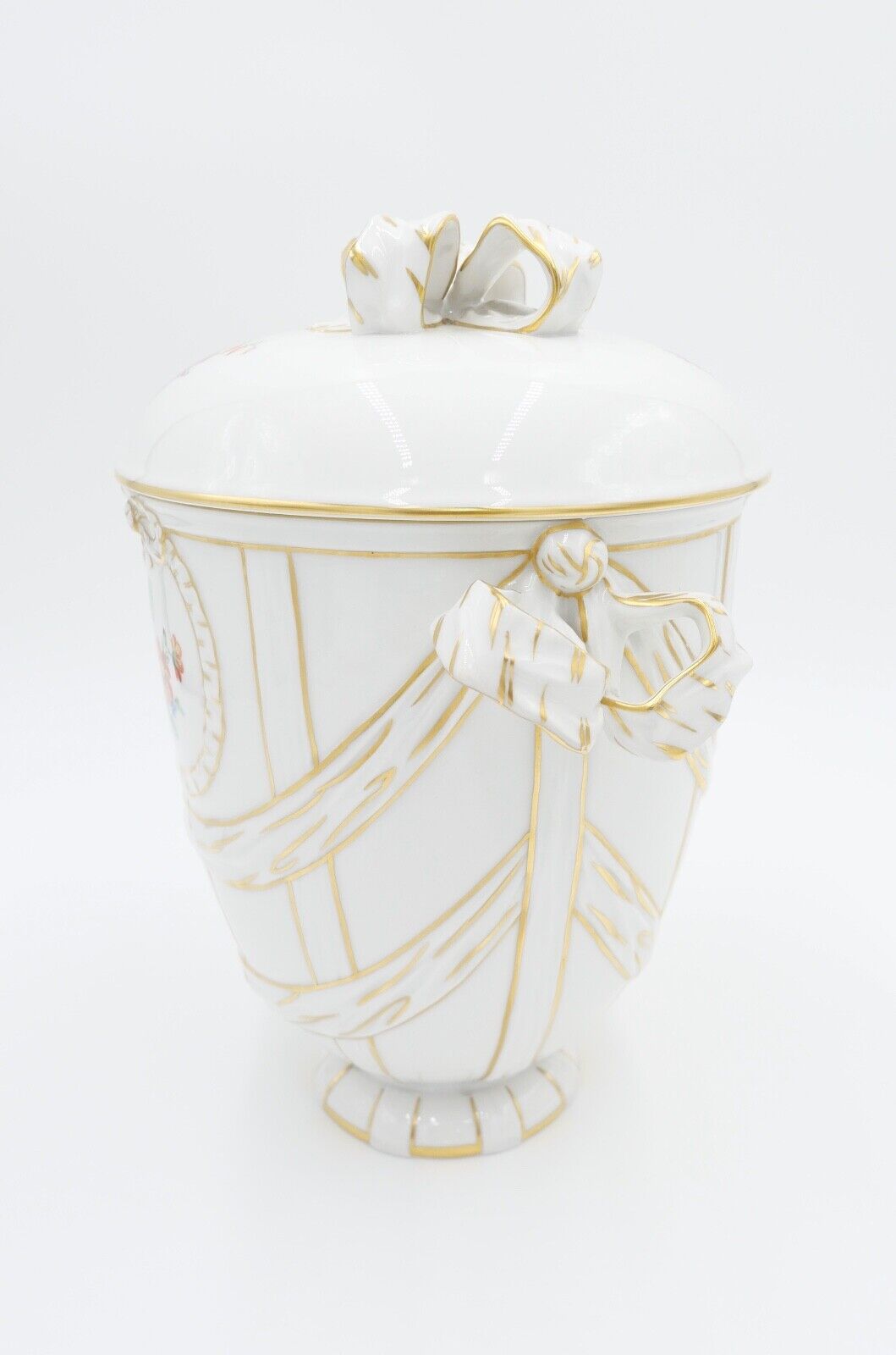 KPM Berlin Deckelvase Urnenvase 27 cm hochPorzellan weiß Gold Blumen - Antikhandel-Stuttgart