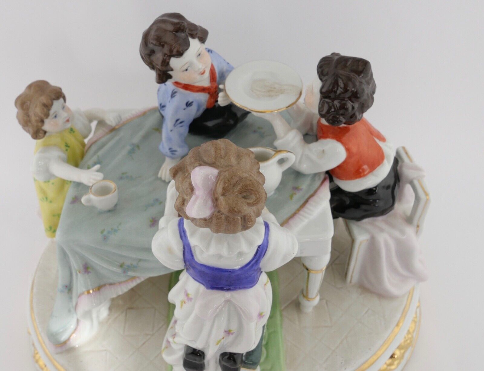 Große schwere Figurengruppe NEUNDORF Porzellan Germany " Kinder zu Tisch " - Antikhandel-Stuttgart