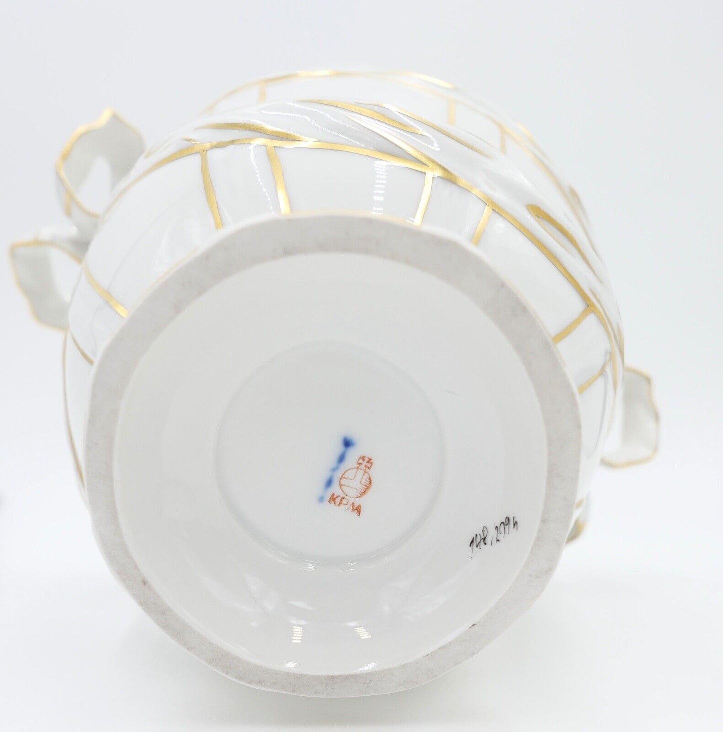 KPM Berlin Deckelvase Urnenvase 27 cm hochPorzellan weiß Gold Blumen - Antikhandel-Stuttgart