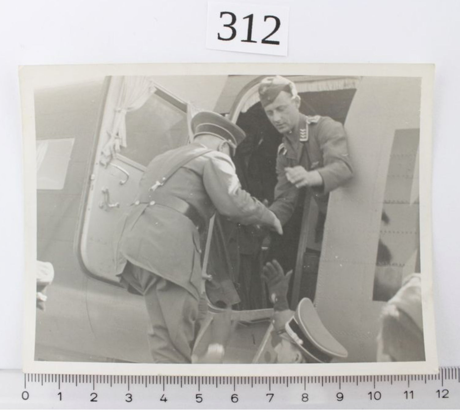 Original Foto Adolf Hitler beim Flugzeug einsteigen - Antikhandel-Stuttgart