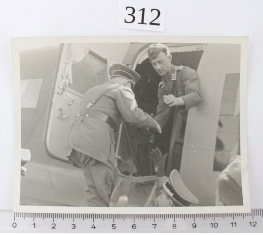 Original Foto Adolf Hitler beim Flugzeug einsteigen - Antikhandel-Stuttgart