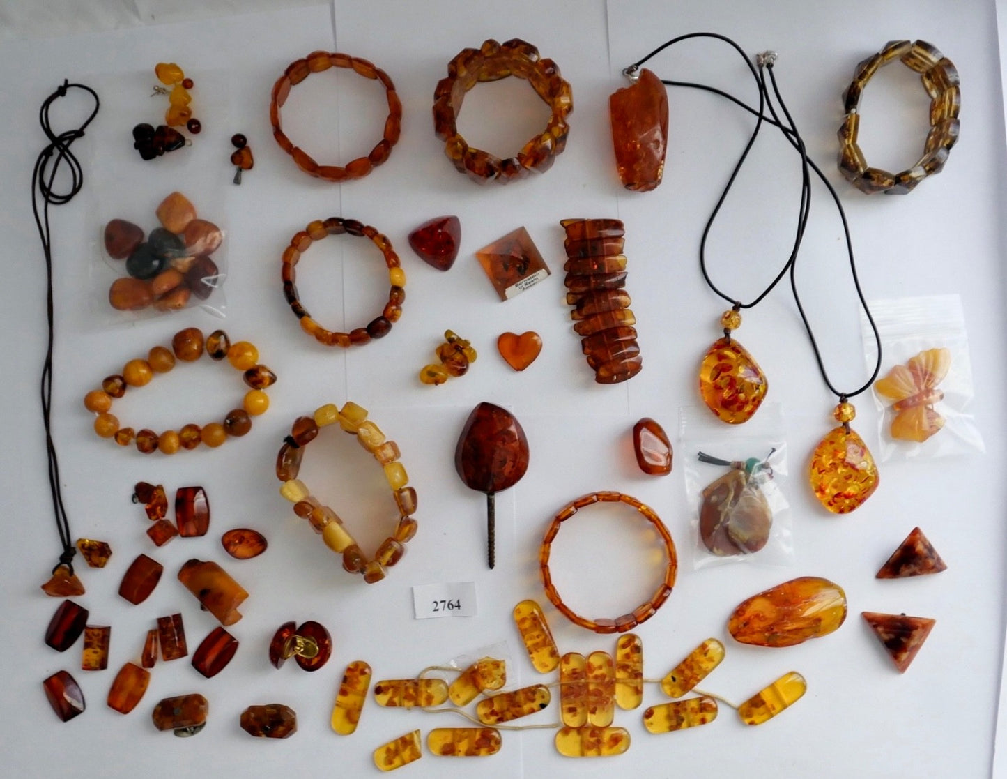 Großes Bernstein Konvolut Schmuck Armbänder Ketten Anhänger Rohsteine 557 Gramm