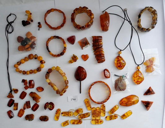 Großes Bernstein Konvolut Schmuck Armbänder Ketten Anhänger Rohsteine 557 Gramm