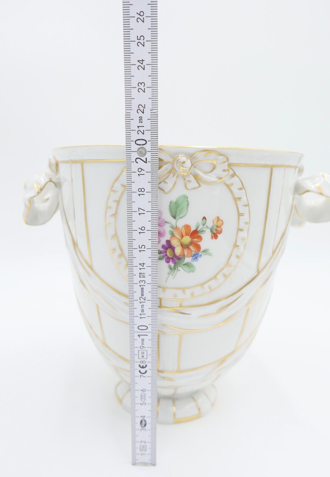 KPM Berlin Deckelvase Urnenvase 27 cm hochPorzellan weiß Gold Blumen