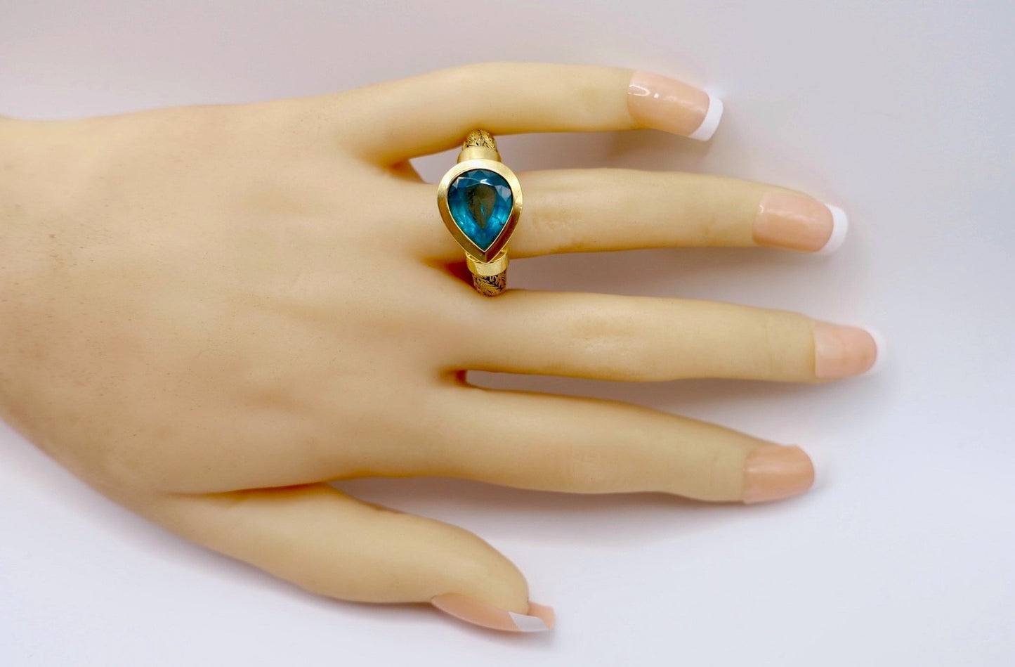 Unikat Goldring 750er Tropfen Turmalin Indikolith Blau Grün Zopfmuster 3,5 Ct