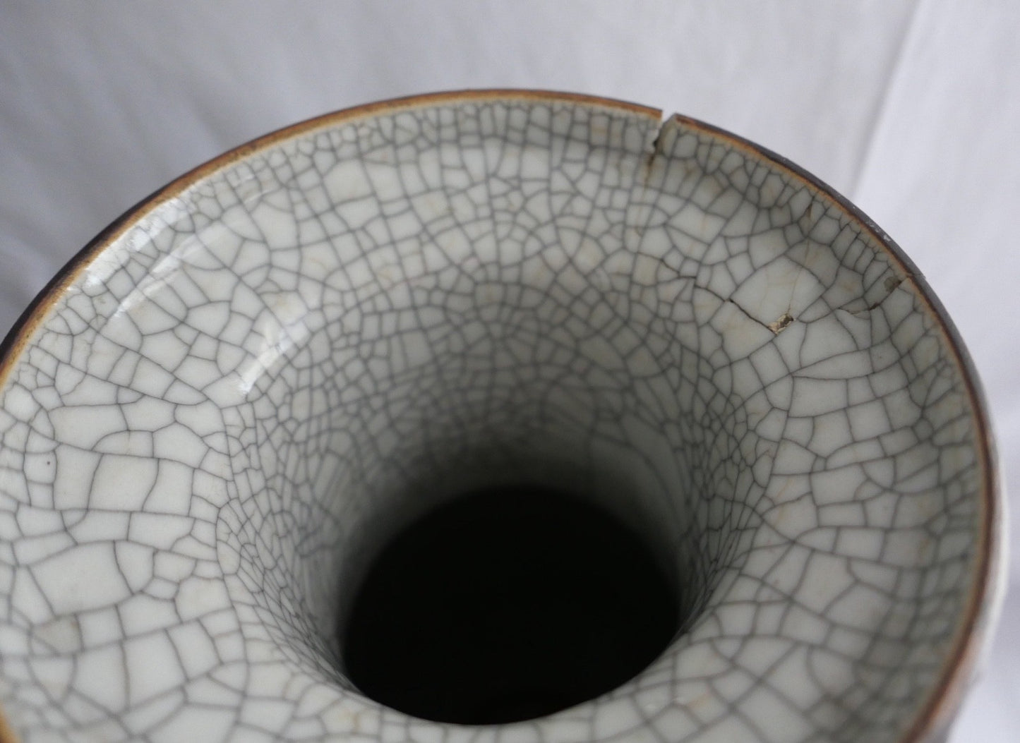 Chenghua Nian Zhi chinesische Craquelé Vase Porzellan Blau-Weiß Reliefdekor
