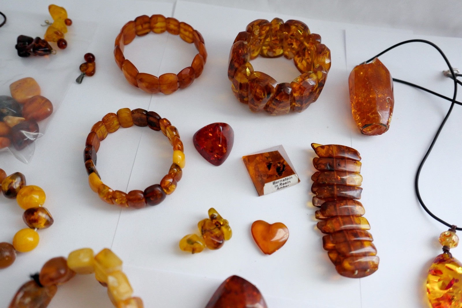 Großes Bernstein Konvolut Schmuck Armbänder Ketten Anhänger Rohsteine 557 Gramm